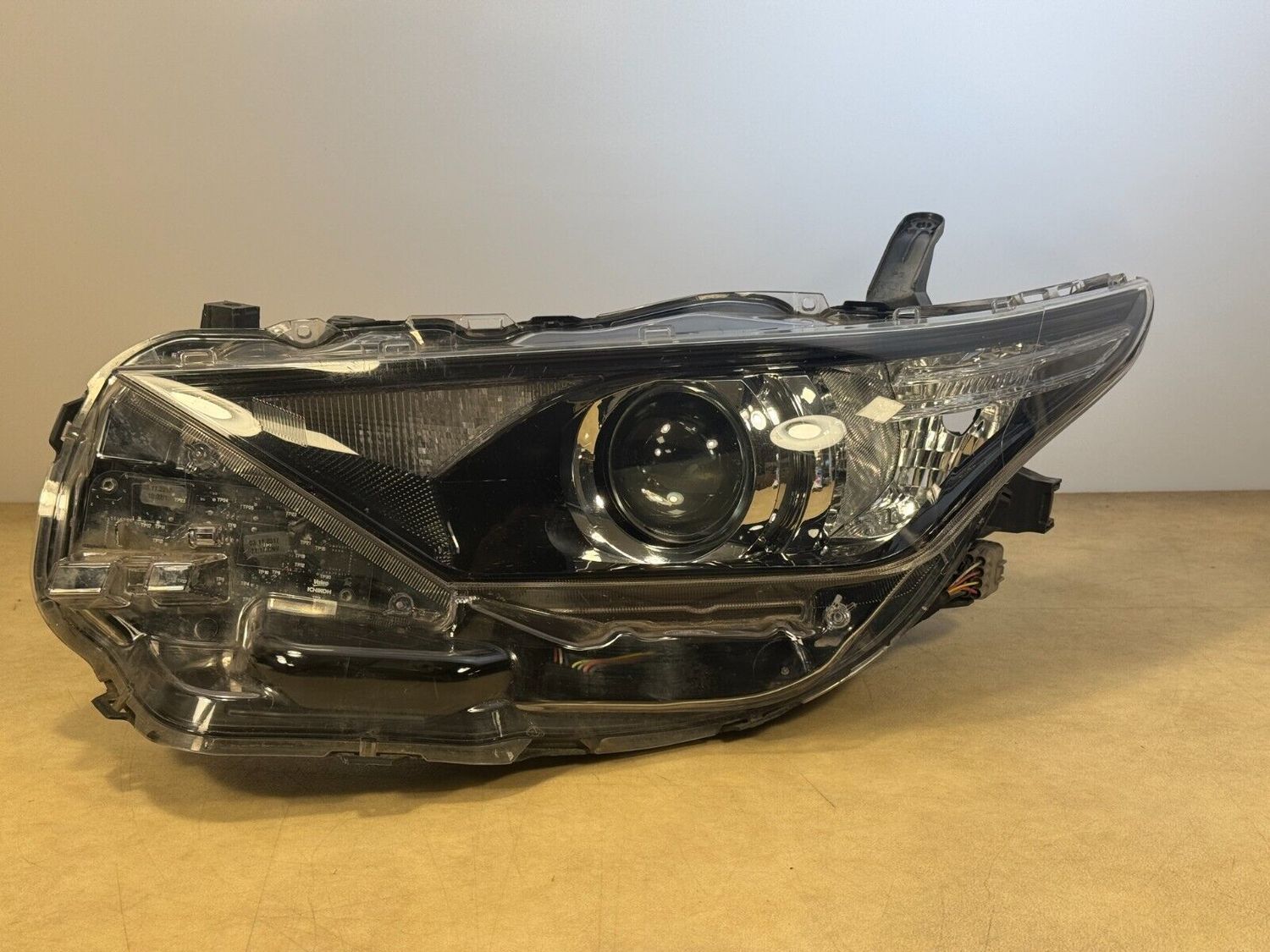 Genuine Toyota Auris II Facelift Halogen Headlights Left LED TFL 81150-02K30