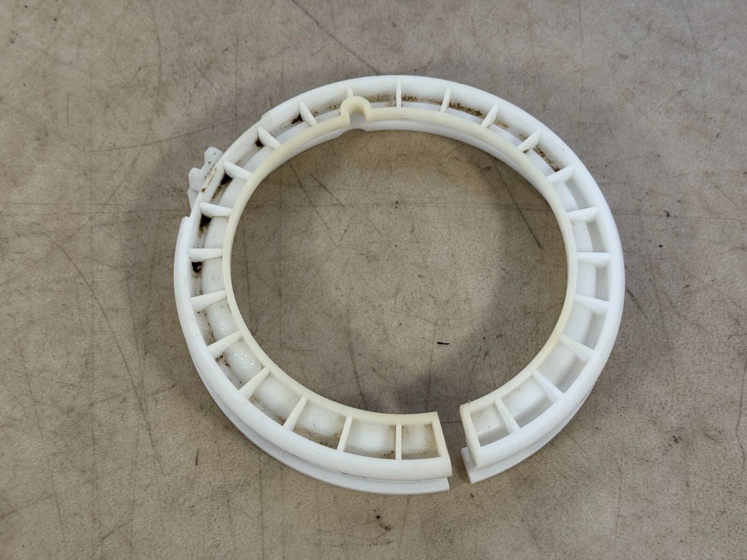 BMW 1 3 X1 X5 X6 E81 E87 E90 E92 E84 E70 F15 E71 F15 Retainer Tank pump screw