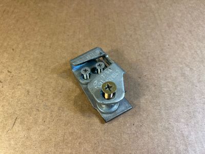 BMW 5 E28 7 E23 GENUINE Priekšējo labo durvju slēdzenes bloķēšanas ķīlis 51211872834