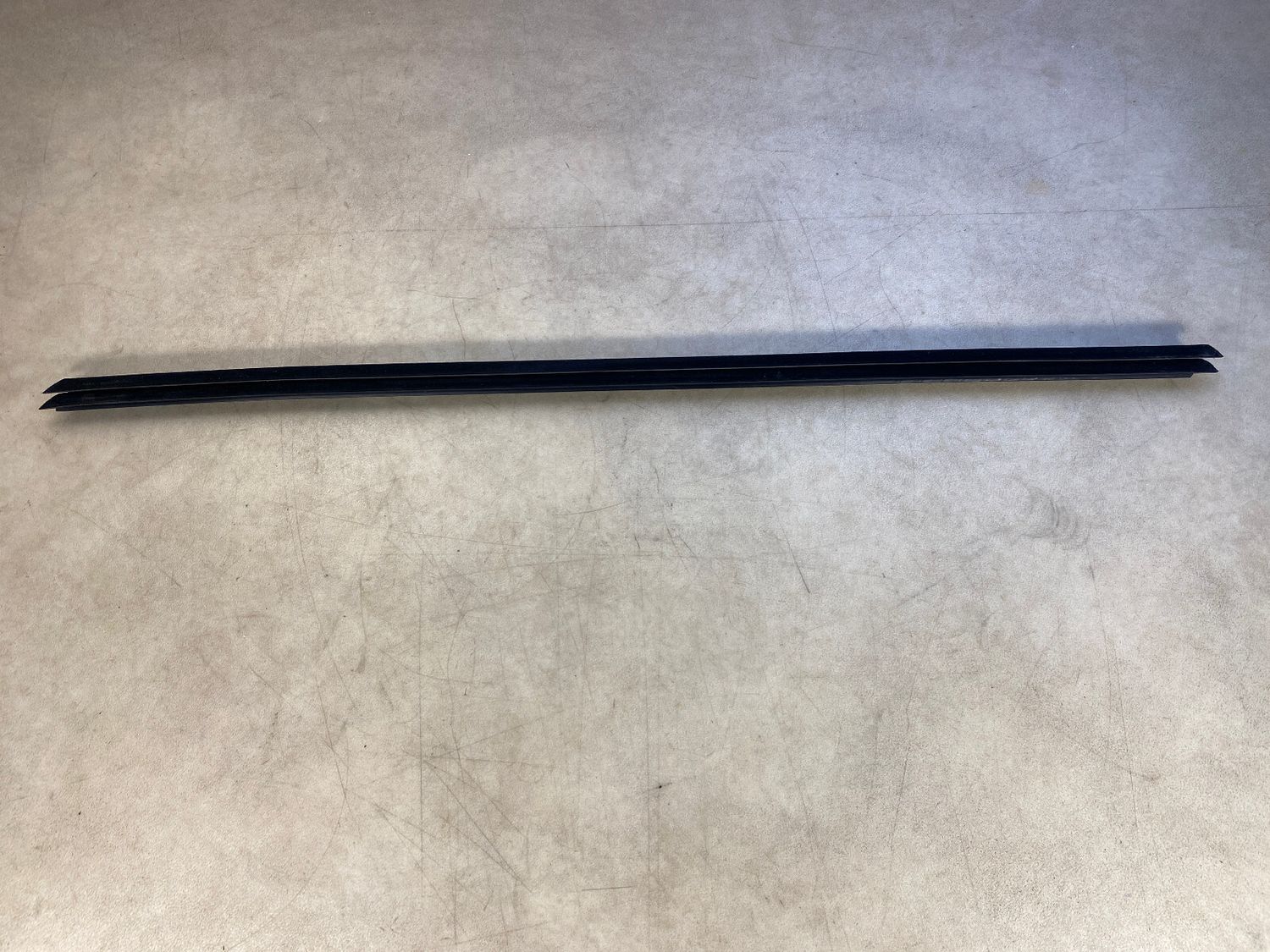 GENUINE BMW X5 E70 Front Left Door Inner Weatherstrip 51337207217