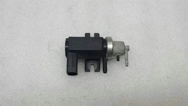 Audi A4 8K Vacuum Pump 1J0906627B Pressure Converter Vacuum Valve