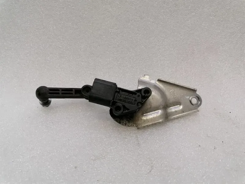 Tesla Model 3 Standard Range FLH Level Sensor 1044941-00-B Front L Level Sensor