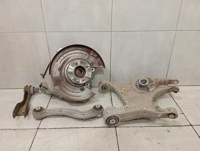 Jaguar i-PACE X590 EV400 Left Rear Hub T4K9598 Wheel Bearing Housing Rear Left