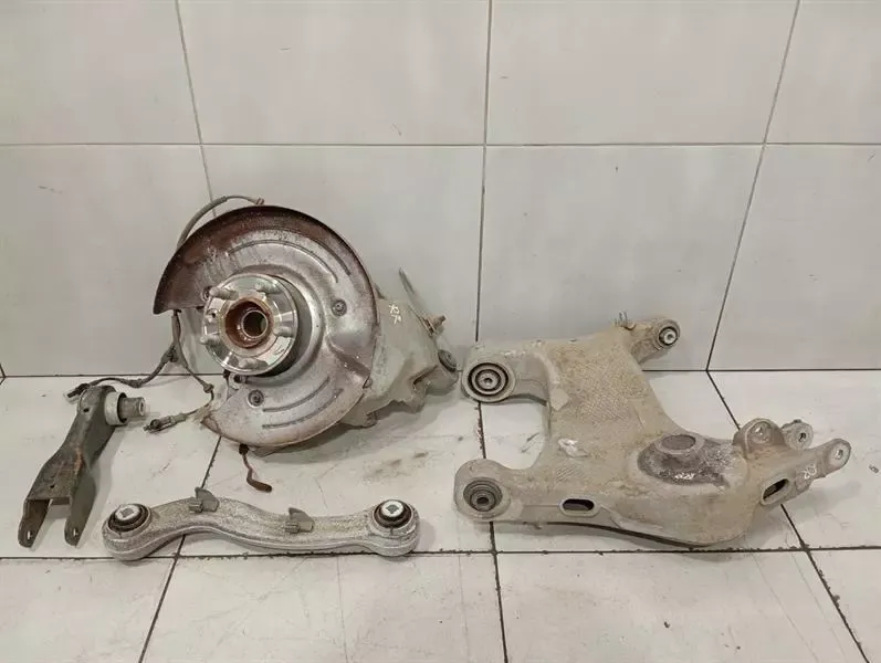 Jaguar i-PACE X590 EV400 Right Rear Hub T4K9597 Wheel Bearing Housing Rear Right