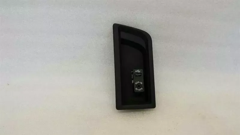 BMW 1 Series F20 RHD Console Cover AUX USB 51169207358 Right Handlebar