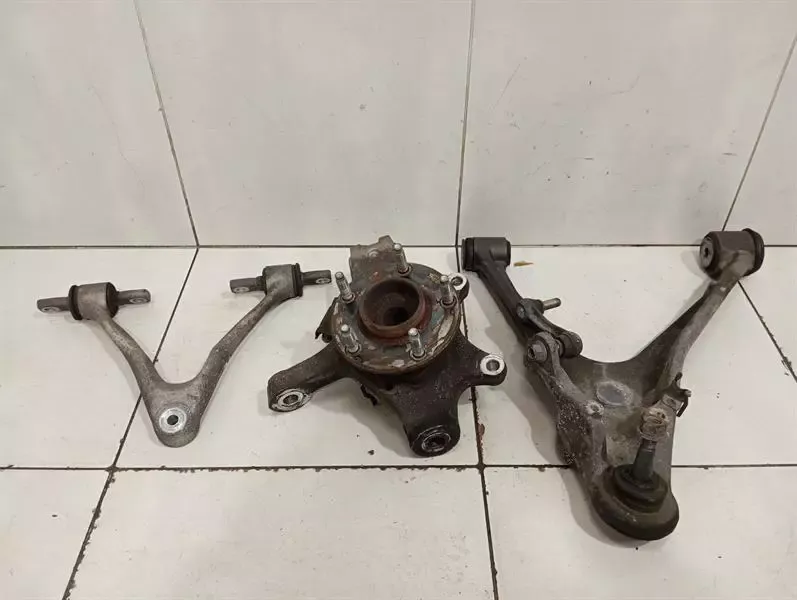 Chevrolet Corvette C6 Left Front Hub 88965637 Wheel Bearing Case Front Left