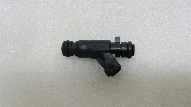 Audi S6 4B A8 S8 D2 Fuel Injector 077133551M Fuel Injector 4.2 V8