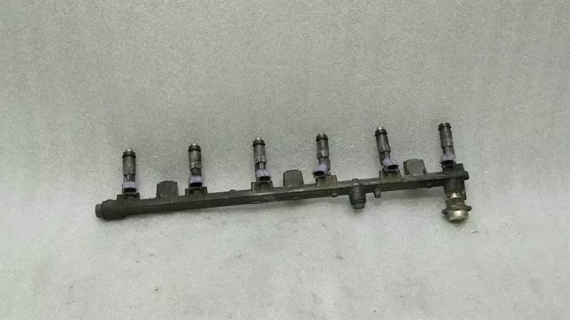 XUS IS200 Fuel Rail 23270-73010 Injection Strip Distributor Injector Complete