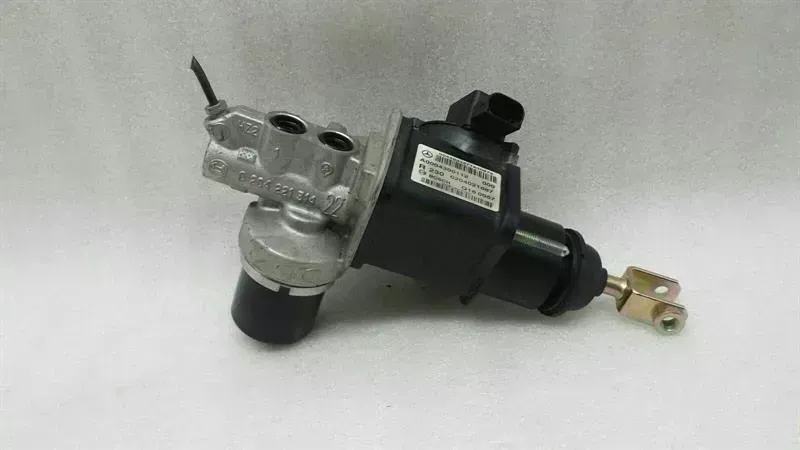 Mercedes SL R230 Brake Master Cylinder A0004300112 Brake Master Servo Booster