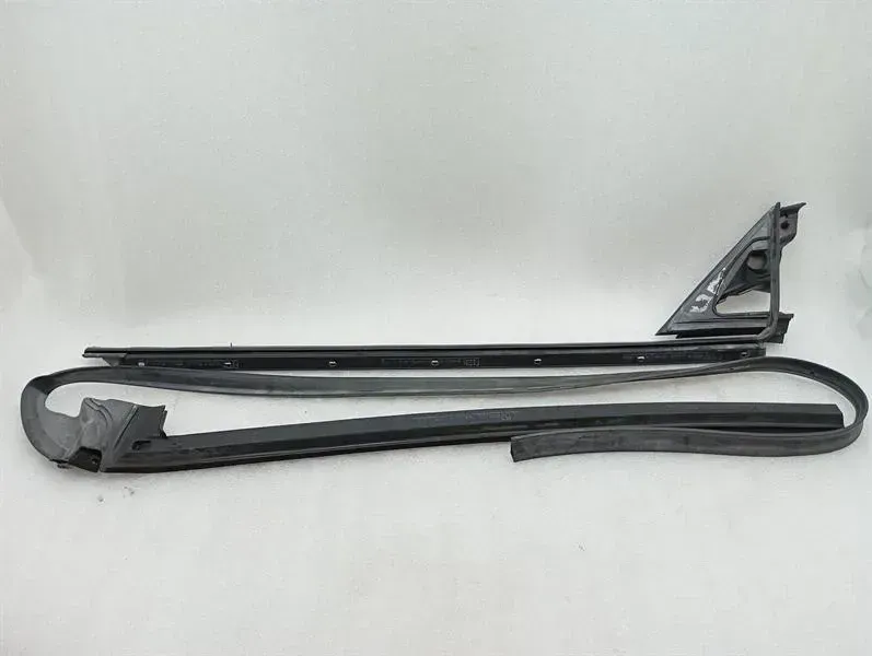 Ferrari 812 Superfast F152M Door Seal 890461 RH DOOR Door Seals