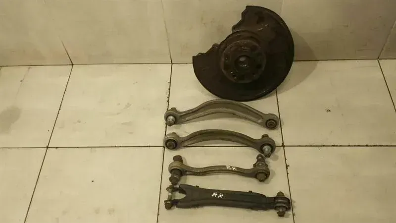 MERCEDES C63 AMG W204 SUSPENSION A2043503208 Wheel Bearing Housing Rear Right AXLE