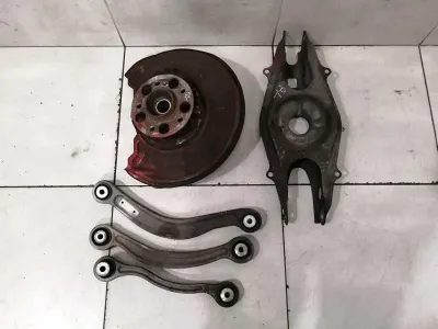 Корпус подшипника ступицы заднего левого колеса Mercedes C-класса W204 C63 AMG A2043503108