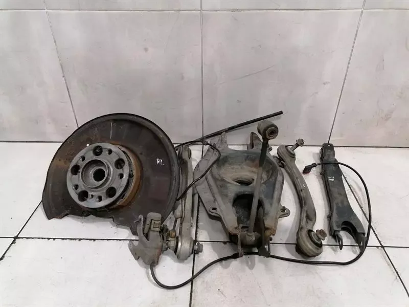 Mercedes C63 AMG W204 Left Rear Hub A2043501341 Wheel Bearing Housing Rear Left