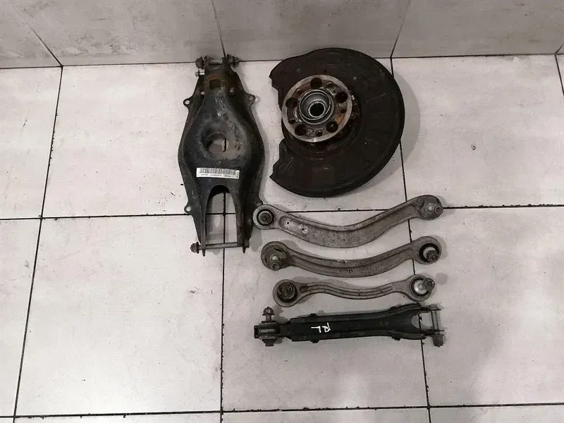 Mercedes C Class W204 AMG RLH Hub A2043503108 Wheel Bearing Housing Rear Left