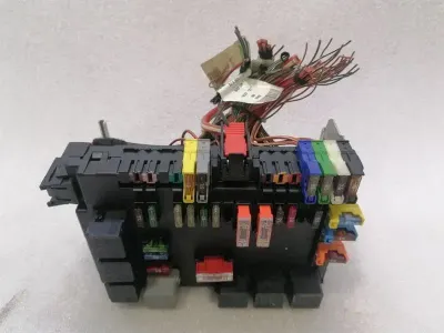 Блок предохранителей Mercedes S-класса W221 A2215403250 Блок предохранителей SAM