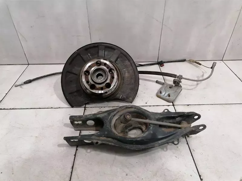 Mercedes E63 W212 Right Rear Hub A2123502208 Wheel Bearing Housing Rear Right