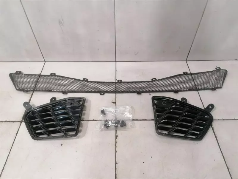 Chevrolet Corvette C8 Rear Bumper Moulding 23359052 Bumper Rear Strip