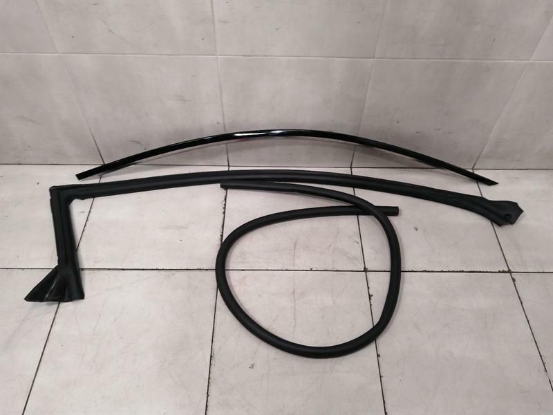 FORD MUSTANG MK6 S550 FRH Door Moulding FR3B-6302564-CA Front Right Door Strip