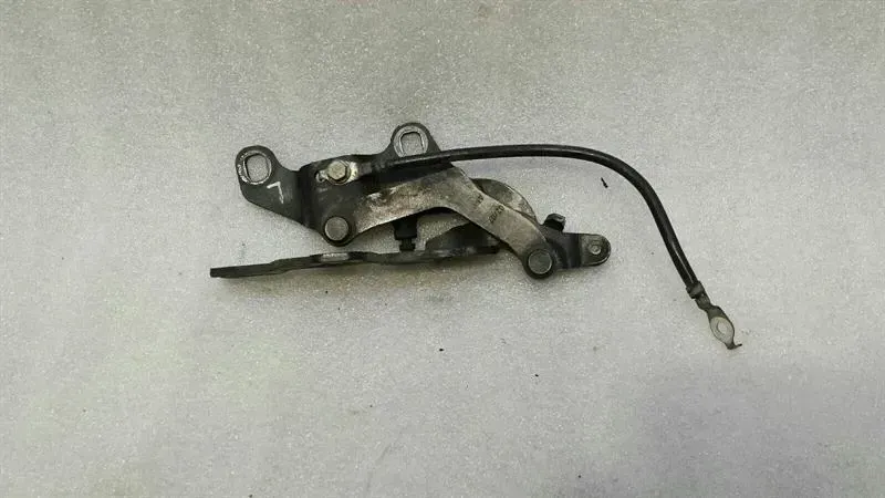 BMW 1 Series E87 Bonnet Hinge LHS 7060559 Bonnet Hinge Left