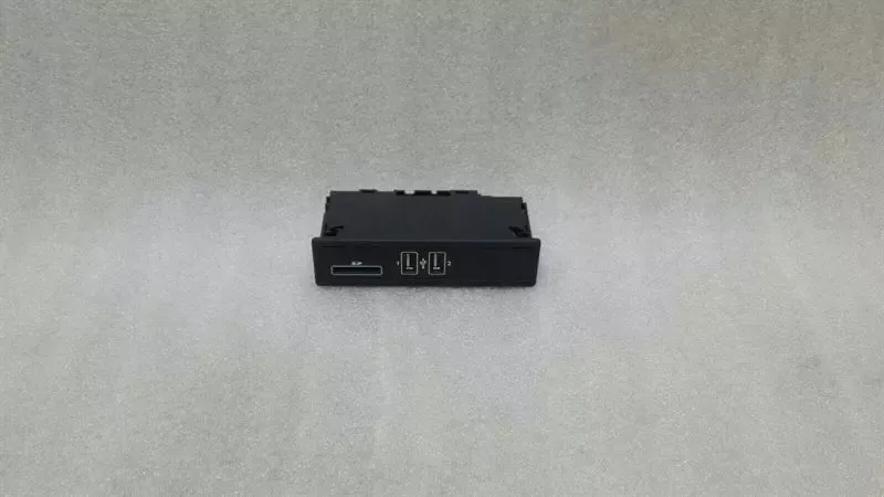 Mercedes C Class W205 USB Input Module A2058200526 USB Female SD Multimedia