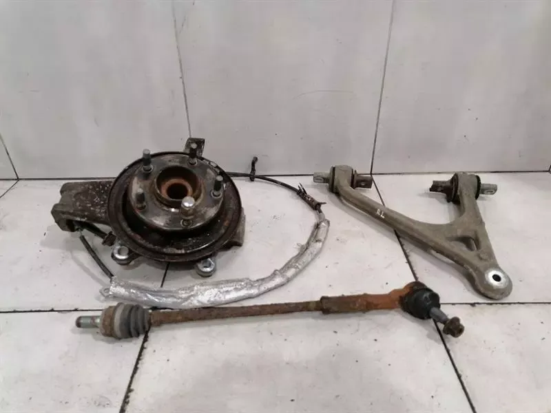 Chevrolet Corvette C6 Z06 Left Rear Hub 88965638 Wheel Bearing Case Rear Left