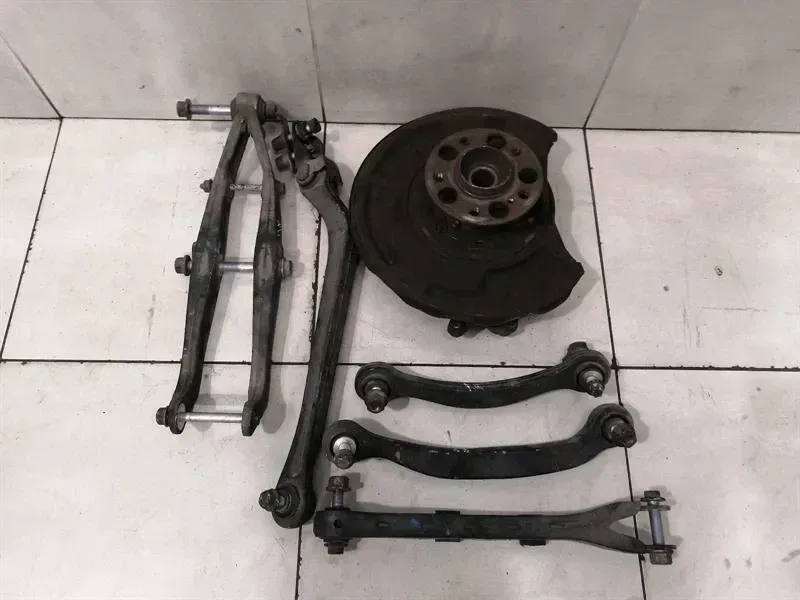 Mercedes CLS55 AMG W219 Right Rear Hub A2113504608 Wheel Bearing Housing Rear Right