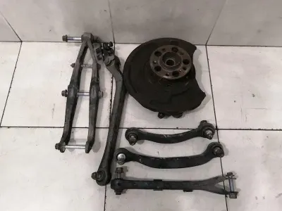 Mercedes CLS55 AMG W219 Right Rear Hub A2113504608 Wheel Bearing Housing Rear Right