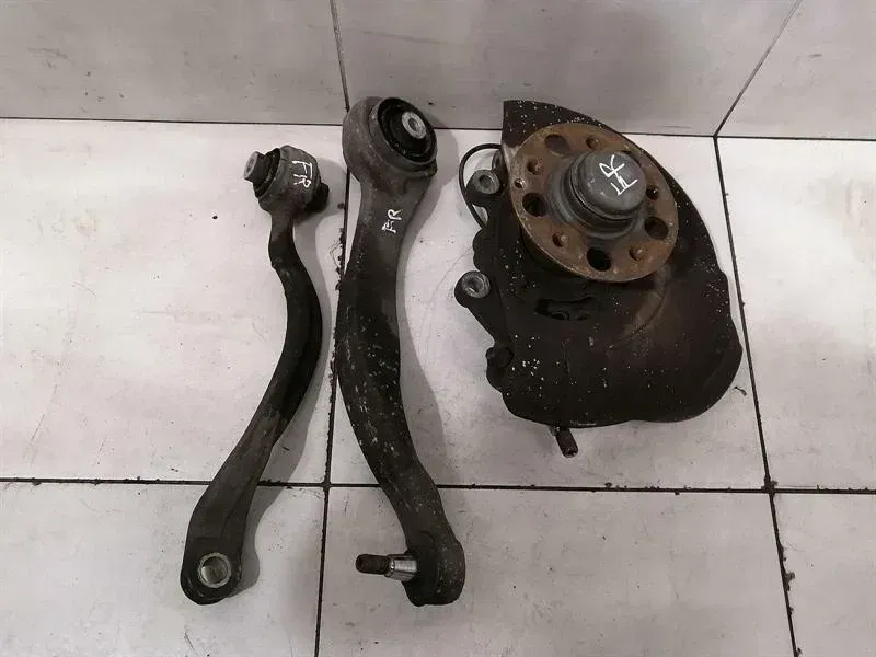 Mercedes E Class W212 E63 AMG FRH Hub A2123300220 Wheel Bearing Housing Front Right