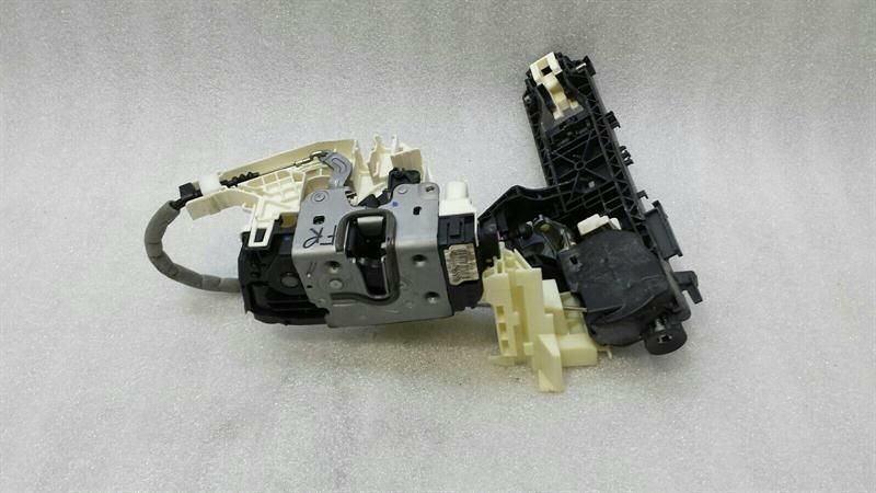 Mercedes CLS W218 Front Right Door Lock A2047202435 Door Lock