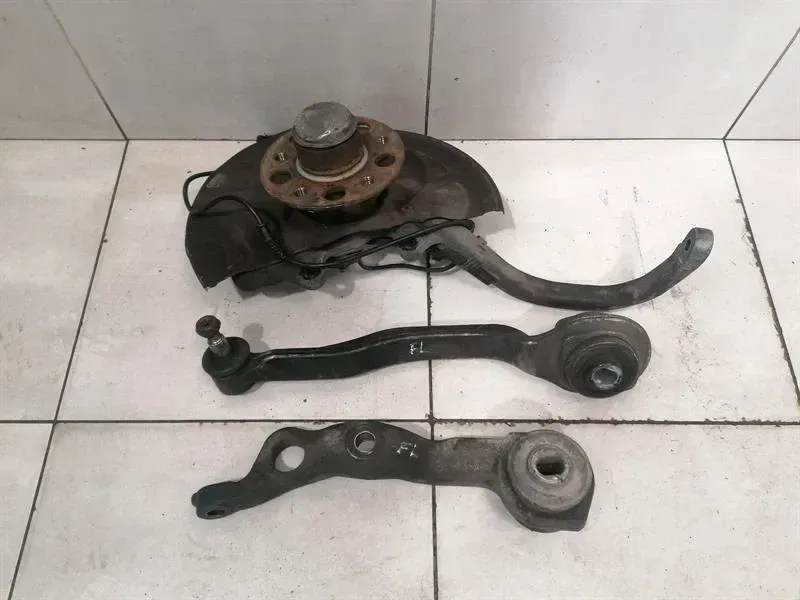 Mercedes SL55 AMG R230 Left Front Hub A2113306620 Wheel Bearing Housing Front Left