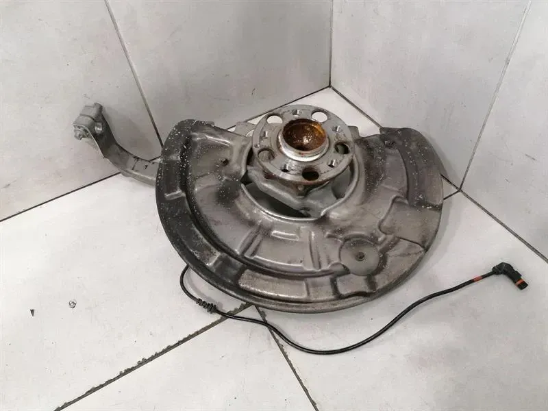 Mercedes SL63 AMG R231 Left Front Hub A2313320701 Wheel Bearing Housing Front Left