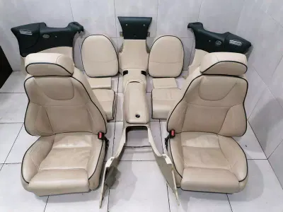 Руль ASTON MARTIN DB7 VANTAGE, спортивные сиденья RECARO 74-121182-AAW, бежевый