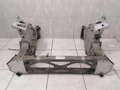 ASTON MARTIN DBS V12 08-12 Przedni zacisk 8G43-CSA01-GA Belka blokująca maskę przednią