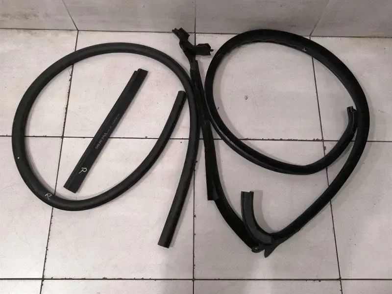 Bentley Continental GT V8S Right Door Seal 3W8867363A Right Door Seals