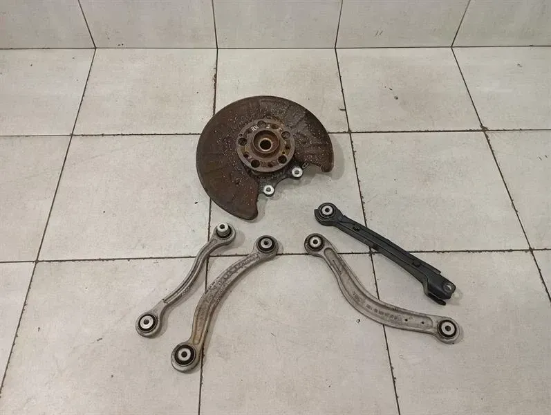 Mercedes C Class W205 Right Rear Hub A2053509813 Wheel Bearing Housing Rear Right