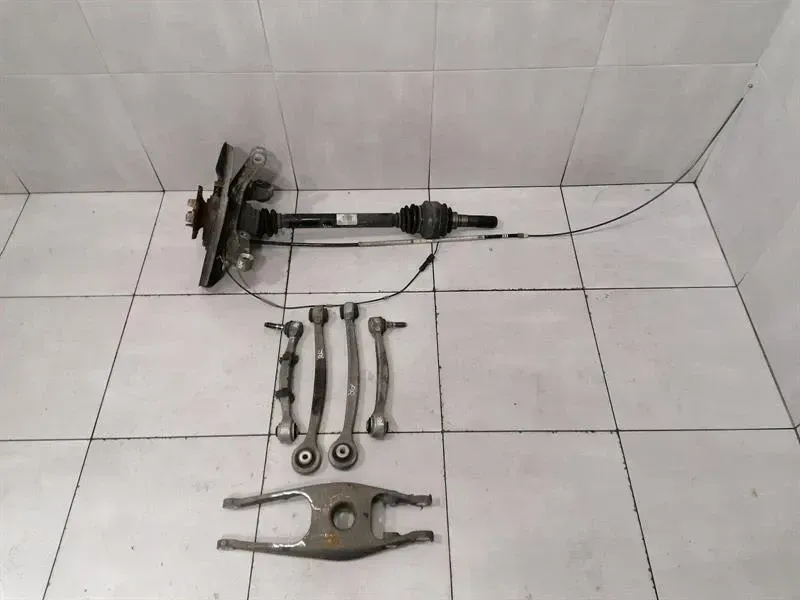 BMW M4 F82 Right Rear Hub 33302284796 wheel bearing housing rear right