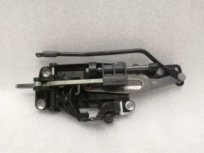 Loquet de toit droit Aston Martin Vantage V8 4G43-L51270-AA Verrou supérieur droit