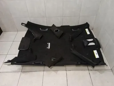 BMW 5. sērijas F90 G30 M5 jumta apšuvums 8068516 Alcantara komplekta defekti.