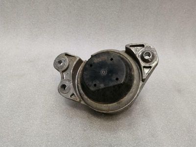 Mercedes C43 AMG W205 kreisais dzinēja stiprinājums A2052404900 kreisais dzinēja stiprinājums M276r