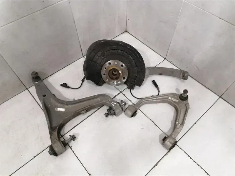 MASERATI QUATTROPORTE VI M156 Right Front Hub 670039101 Radlagergehäus