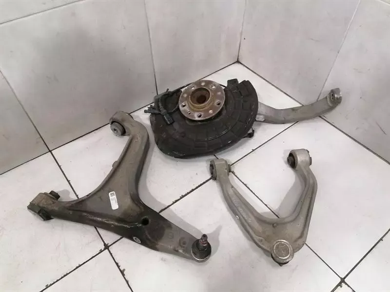 MASERATI QUATTROPORTE VI M156 Left Front Hub 670039063 Radlagergehäus