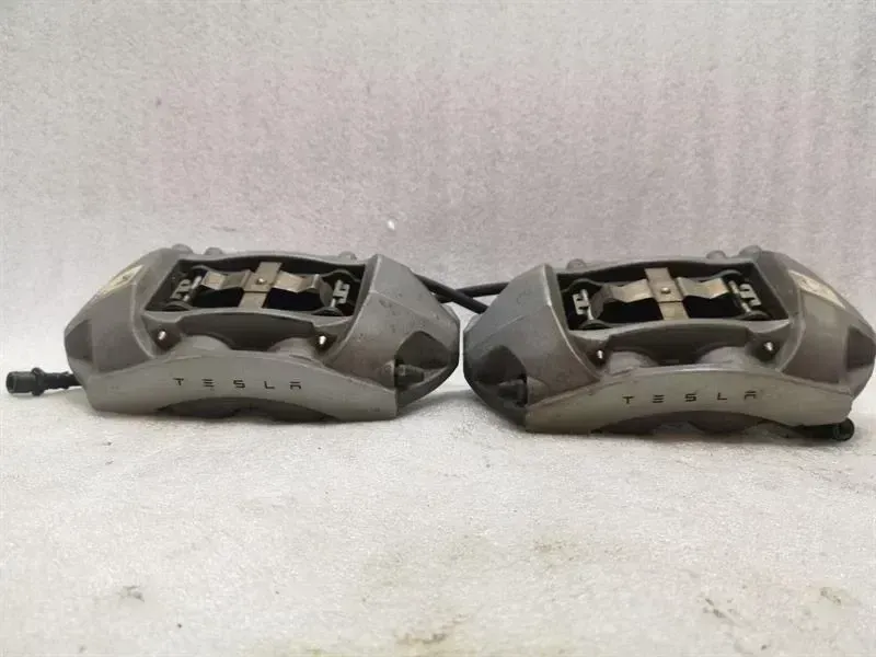 Tesla Model 3 Brembo Front Brake Caliper 1044621-00-E Front Brake Caliper Set