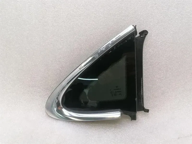Porsche Taycan 9J right rear glass 9J1845298R door glass rear RH damaged