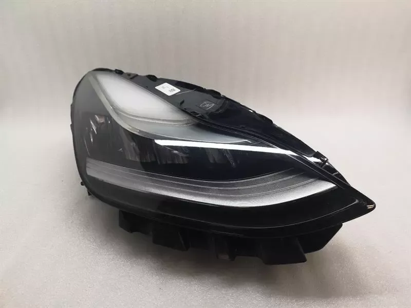 TESLA MODEL 3 STANDARD RANGE RIGHT HEADLIGHT 1077380-00-C RIGHT HAND DRIVE RHD