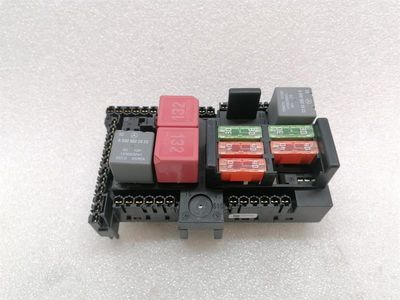 Mercedes EQC400 EQC N293 Кутия с предпазители A2139068701 Кутия с предпазители