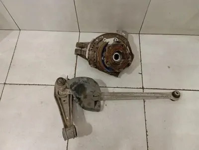 Porsche Cayman 981 Kreisā aizmugurējā rumba 98133115707 Riteņa gultņa korpuss Aizmugurējais kreisais