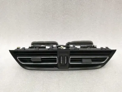 Porsche Macan 95B Środkowy otwór wentylacyjny 95B819110D Dysza wentylacyjna Środkowy otwór wentylacyjny