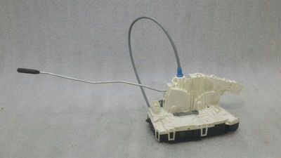 Mercedes A W176 aizmugurējo labo durvju slēdzene A2047303635 durvju slēdzene aizmugurējā labā