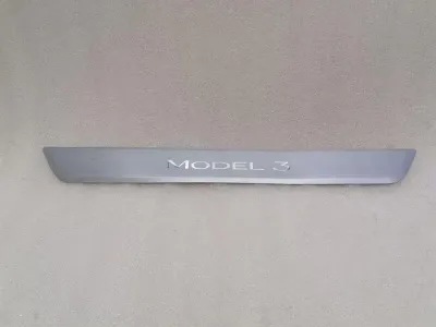 Tesla Model 3 STANDARD RANGE durvju slieksnis 1090844-00-C