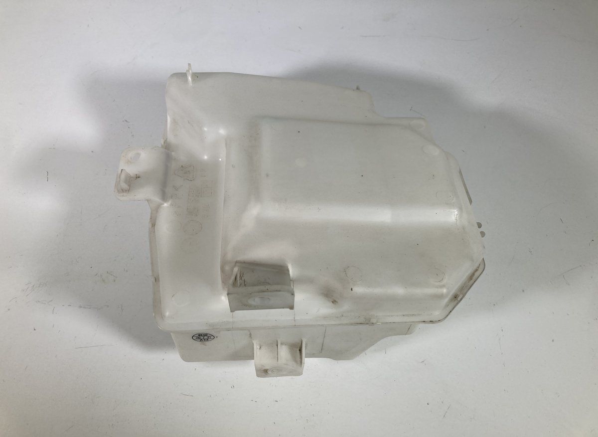 8260A405 Window washer reservoir MITSUBISHI OUTLANDER III (GG, GF, ZJ, ZK, ZL) (2012-2021)